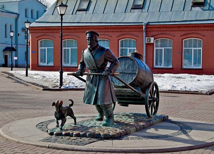 Памятник водовозу в Санкт-Петербурге