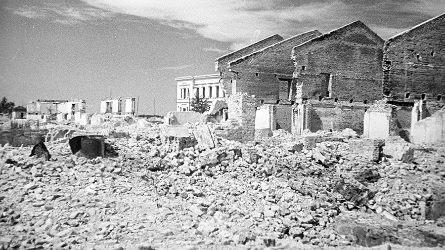 Разрушенный финскими войсками жилой район освобожденного Петрозаводска. 1944 год