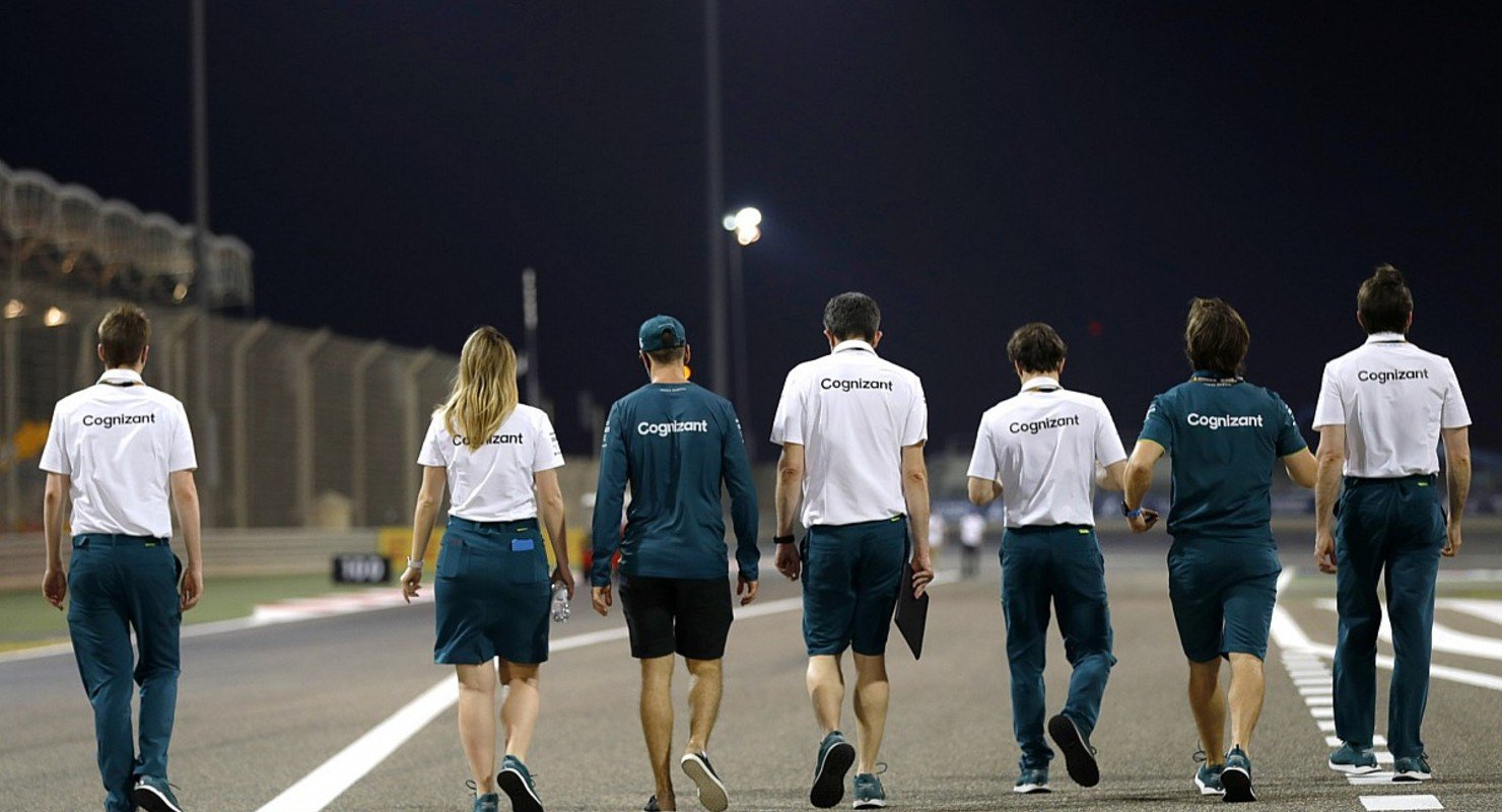 Двух сотрудников гоночной команды Aston Martin отправили на самоизоляцию