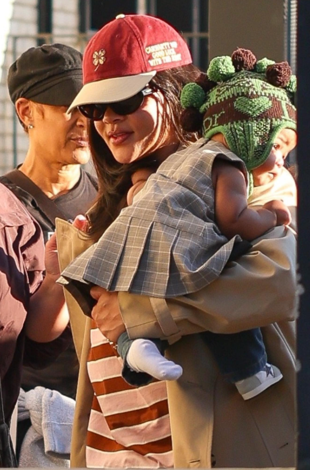 Икона стиля с пеленок: Рианну впервые заметили с шестимесячной дочерью Rocky, Рианна, певица, артистки, отдыхает, которую, бренда, появилась, долларов, вместе, полосатую, время, интервью, впервые, стала, Рокки, беременности, рождения, джинсы, 2025го