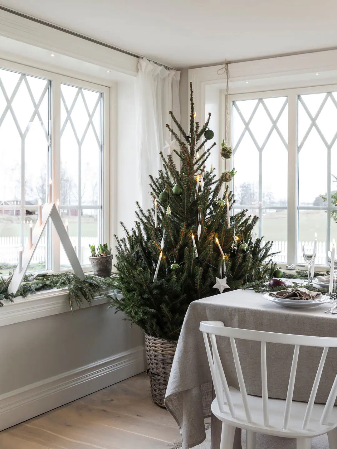 Белый шведский домик, украшенный к зимним праздникам идеи для дома,новогодний декор