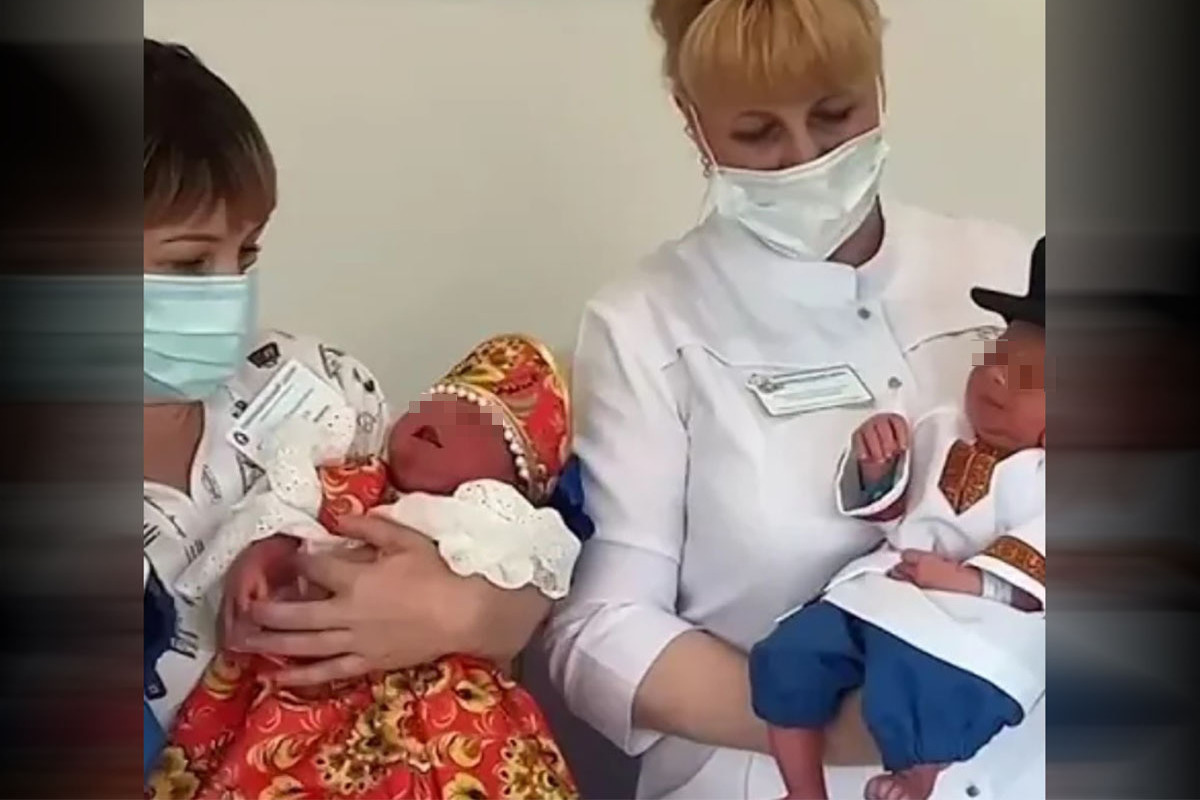 Роддом нарядил новорожденных россиян в кокошники в День России
