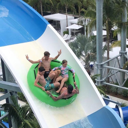 Аквапарк, рыбалка и стейк-хаус: Дэвид и Виктория Бекхэм с детьми отдыхают в Майами Звездные дети