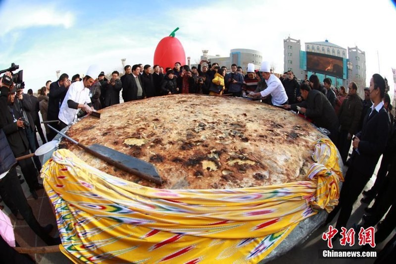 6. Крупнейшая уйгурская печеная лепешка  забавные, рекорд гинесса