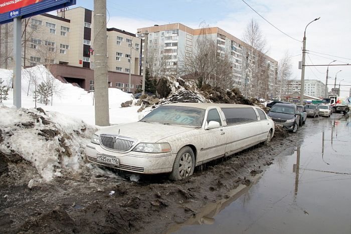 В Казани под растаявшим сугробом обнаружили лимузин