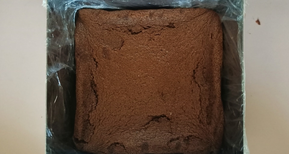Шоколадное пирожное из трех ингредиентов добавляем, Затем, форму, взбиваем, шоколад, духовку, желток, соединяем, перемешиваем, пиков, твердых, желтки, предварительно, белок, минут, бисквит, формы, пирожное, пленкой, выпекали