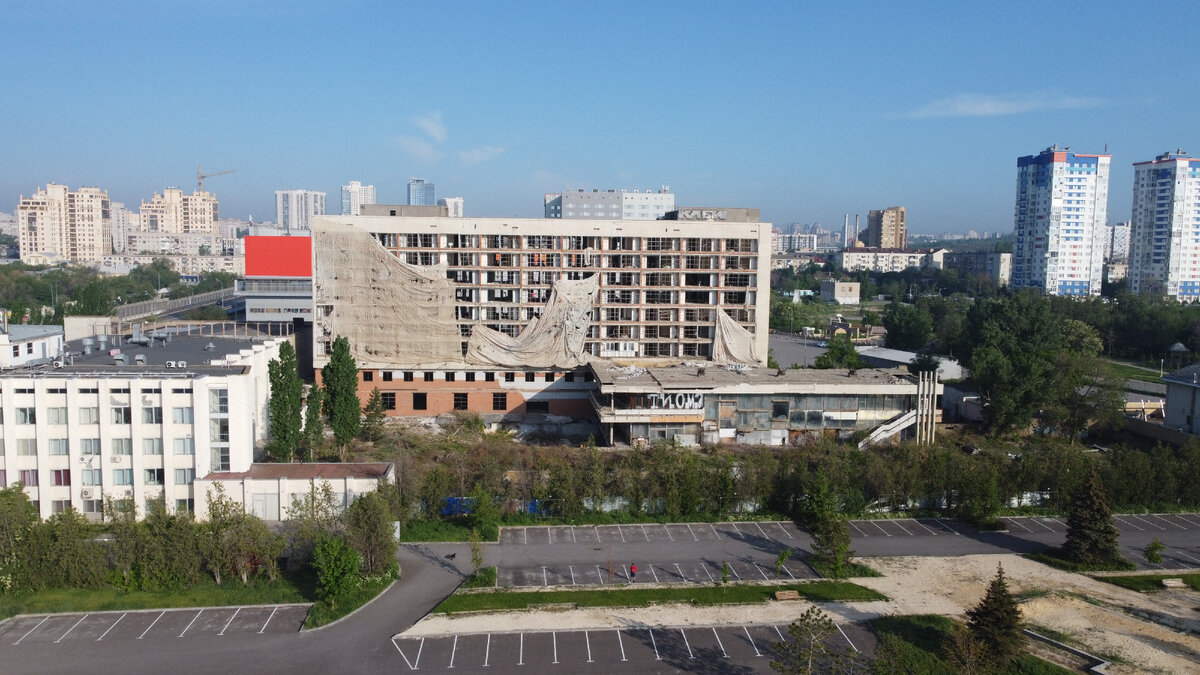 Современный вид Молодежного центра в Волгограде