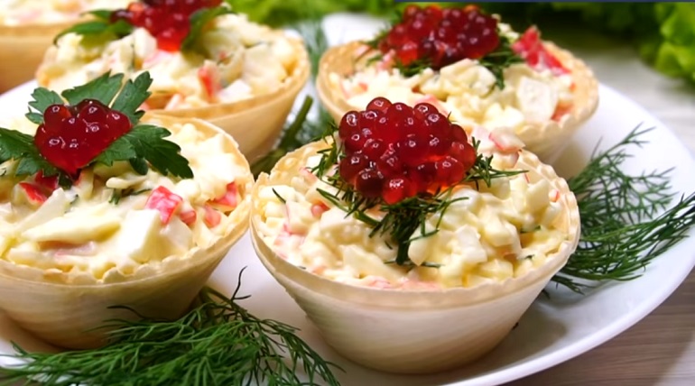 Крабовый салат в тарталетках: праздничный вариант закуски