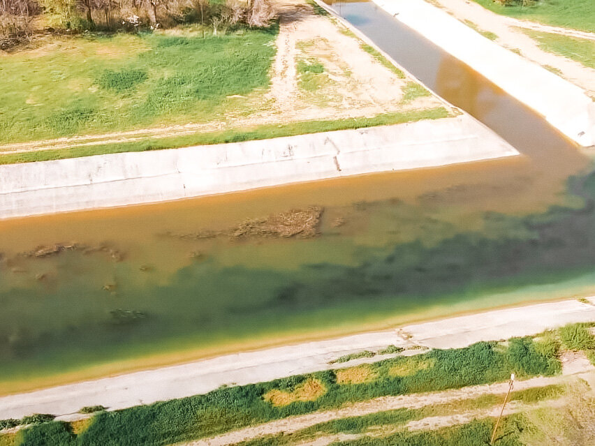 Видно даже деление воды.