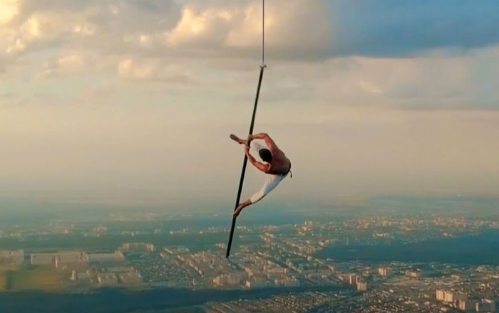 Ставрополец впервые в мире станцевал на пилоне на высоте 1500 метров интересное,пилон,Россия,танец,экстрим