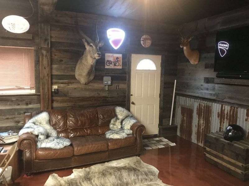 Мотоциклист превратил неприметный гараж в крутое «мужское логово» авто и мото,автоновости,гараж,история