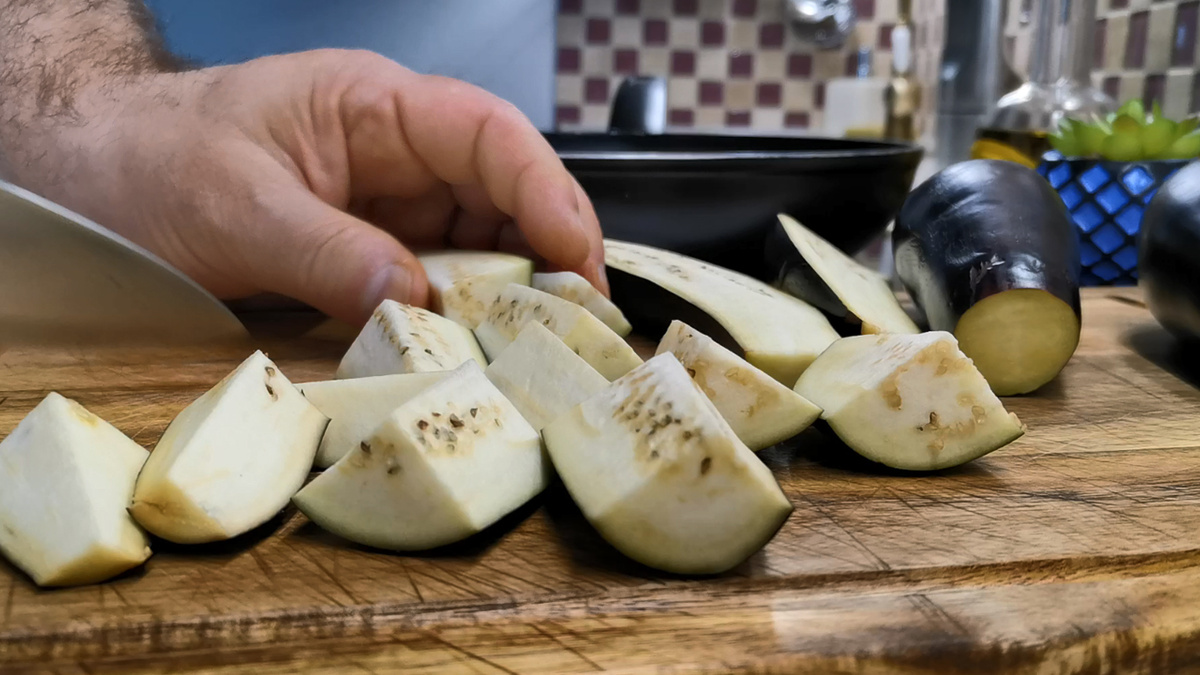 Баклажаны вкуснее мяса. Сначала не верил, а потом убедился. Турецкий повар научил готовить обалденно вкусный ужин без мясных продуктов очень, можно, баклажаны, нужно, чтобы, просто, только, чеснок, самый, готовить, сковороду, чеснока, будет, минут, перец, совсем, получится, обязательно, целыми, именно