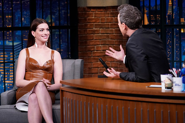 Яркие цвета и модный казус: новые образы Энн Хэтэуэй из промотура Яркие цвета и модный казус: новые образы Энн Хэтэуэй из промотура звездный стиль