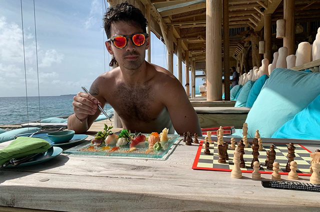 Пляжная романтика: Софи Тернер и Джо Джонас проводят медовый месяц на Мальдивах 
