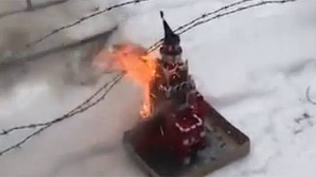 Видео: украинские радикалы сожгли макет Кремля возле Генконсульства во Львове