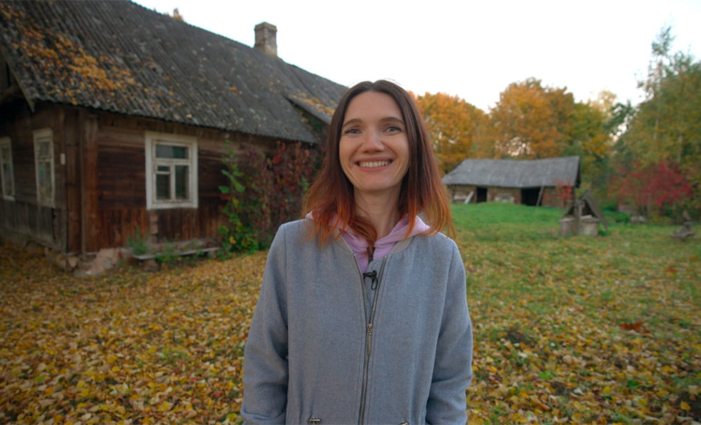Женщине надоело жить в США, она приехала в Беларусь и купила себе деревню целиком. Видео