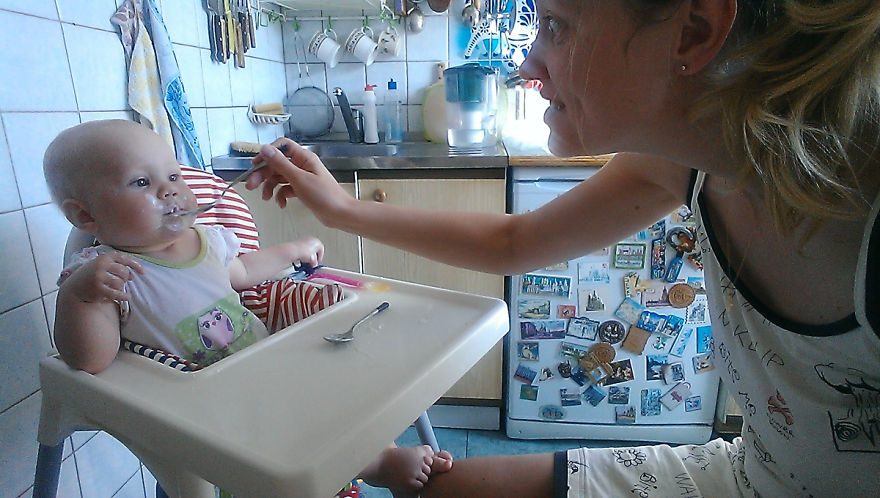 мама снимает селфи с ребенком