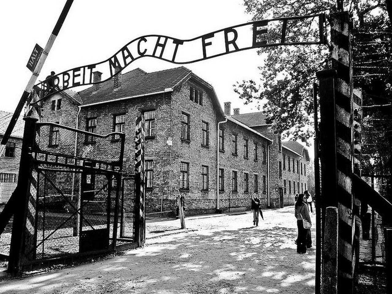 Лозунг на воротах освенцима. Ворота концлагеря Аушвиц (Arbeit macht frei). Арбайт Махт Фрай. Арбайт Махт Фрай на воротах концлагеря. Арбайтен Махт Фрай Освенцим.