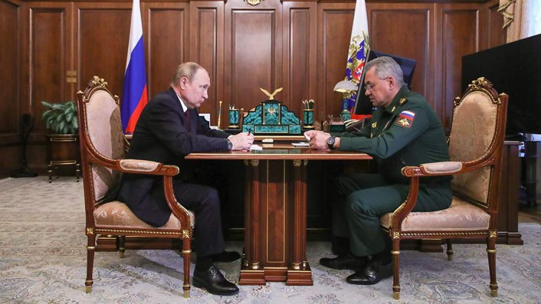 Президент РФ Владимир Путин и министр обороны РФ Сергей Шойгу во время встречи в Кремле