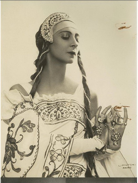 Спесивцева в костюме из оперы *Князь Игорь*, 1934, Париж.
