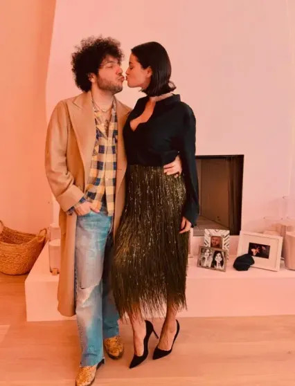 Селена Гомес устроила вечеринку мужу Бенни Бланко на фоне скандала вокруг их семьи Бенни, Гомес, Бланко, БланкоСелена, Friends, ступни, рождения, после, только, этого, Secrets, Селена, грязных, подкасте, камеру, стесняется, босиком, много, признался, ходит