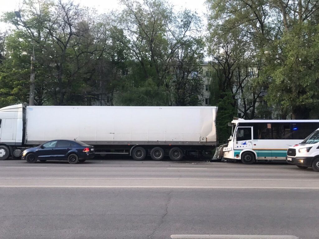 Десять человек пострадали в ДТП с автобусом и фурой в Воронеже