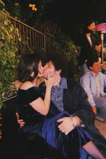 Селена Гомес устроила вечеринку мужу Бенни Бланко на фоне скандала вокруг их семьи Бенни, Гомес, Бланко, БланкоСелена, Friends, ступни, рождения, после, только, этого, Secrets, Селена, грязных, подкасте, камеру, стесняется, босиком, много, признался, ходит