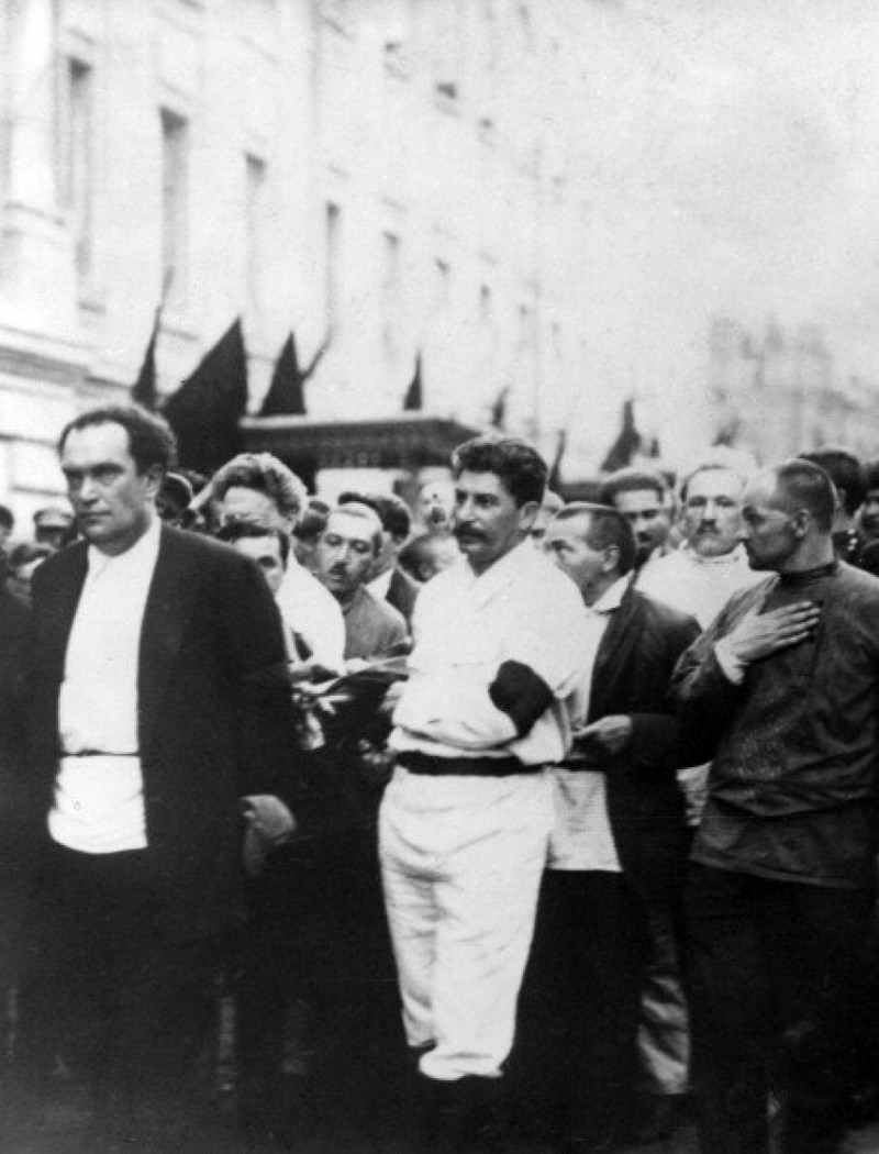 Похороны Феликса Дзержинского в Москве, июль 1926 года. Иосиф Сталин один из тех, кто нес гроб. СССР, авто, девушки, история, факты, юмор