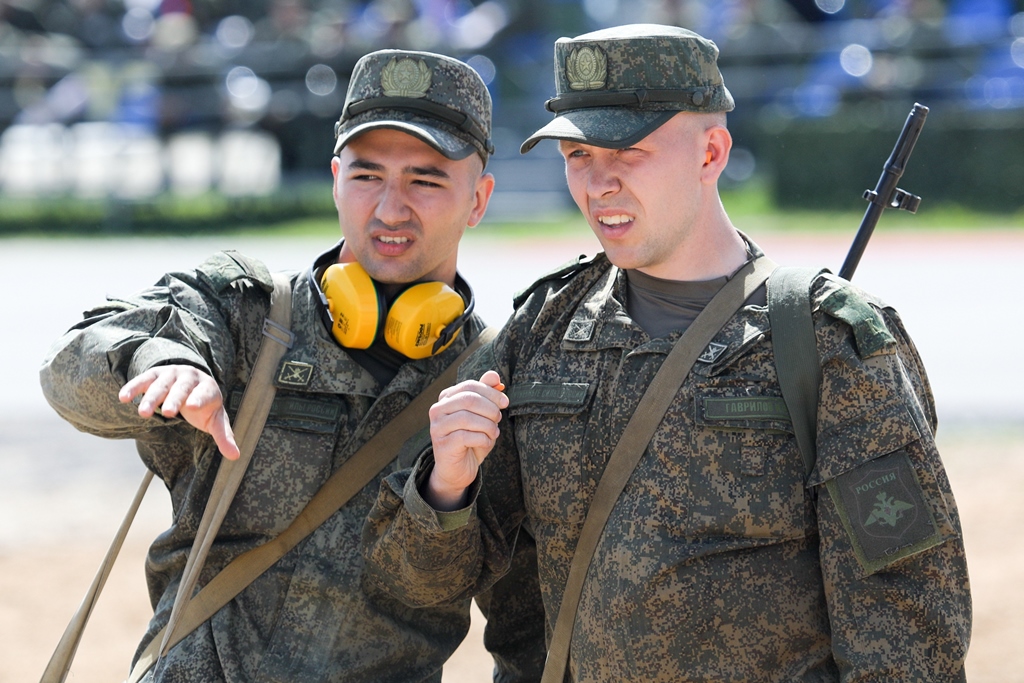 Не служил – не мужик: За что и почему граждане России снова полюбили армию Не служил – не мужик: За что и почему граждане России снова полюбили армию армия