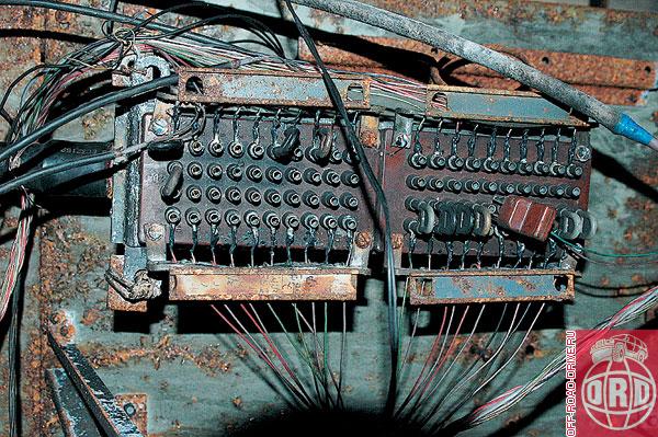 В некоторых помещениях заброшенных локаторов еще можно найти остатки аппаратуры. Здесь что-то коммутировали. Причем вручную, с помощью простейших перемычек.