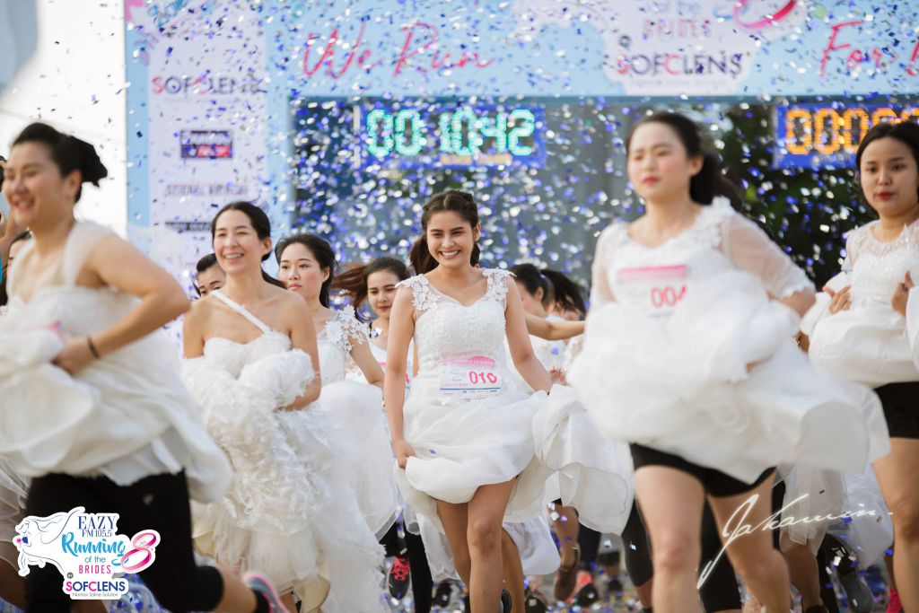 Running of the Brides: забег невест в Бангкоке невест, ноября, составил, месяц, медовый, бриллиантами, колец, подарки, приза, главного, Кроме, около, миллионов, более, Главный, Бангкоке, гонке, трехкилометровой, соревновались, женихов