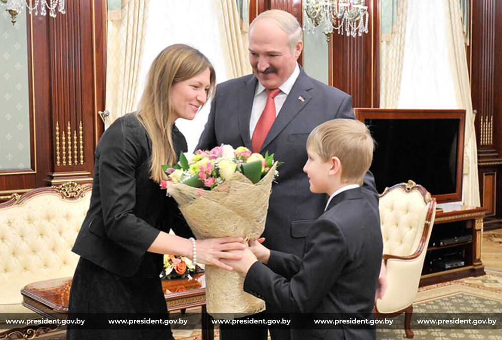 Жена лукашенко фото. Семья Лукашенко президента. Александр Лукашенко жена. Домрачева и Лукашенко. Александр Лукашенко с женой фото.