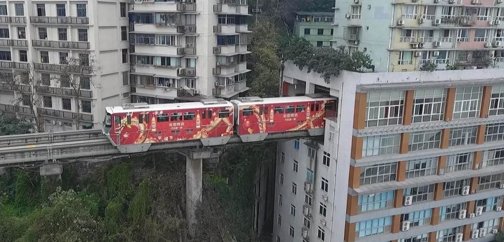 В Китае поезд проезжает прямо через жилой дом жилой дом, китай, поезд