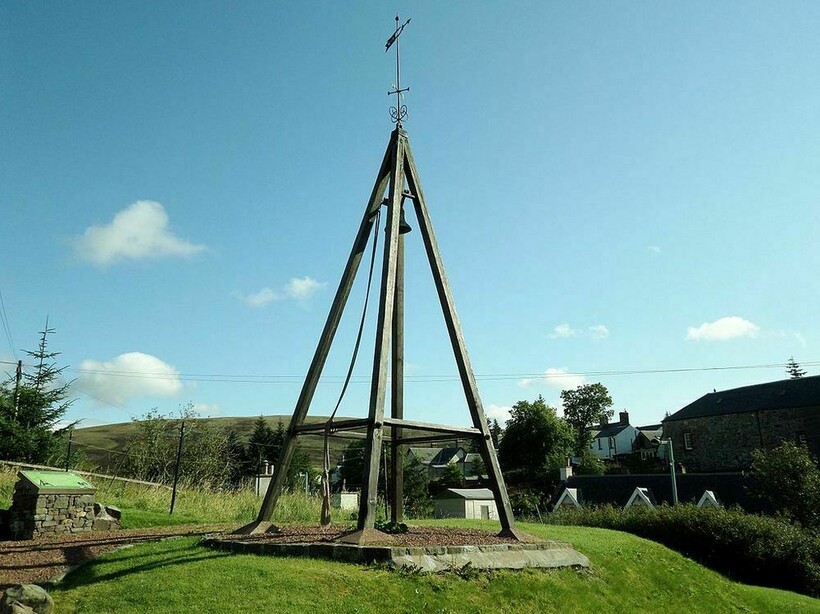 Колокол, в который звонили, чтобы оповестить о начале комендантского часа. Деревня Лидхиллс, Шотландия. Фото: wikimedia.org