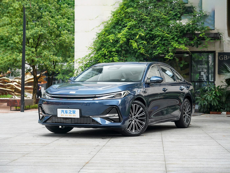 Большая машина для тех, кому ездить много и далеко. Представлен Geely Galaxy A7 с расходом 2,67 л/100 км, запасом хода 2100 км и мощностью 234 л.с.