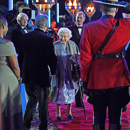 Голливудские звезды и леди Луиза на карете принца Филиппа: королева Елизавета II посетила конное шоу в честь ее платинового юбилея на троне Монархии
