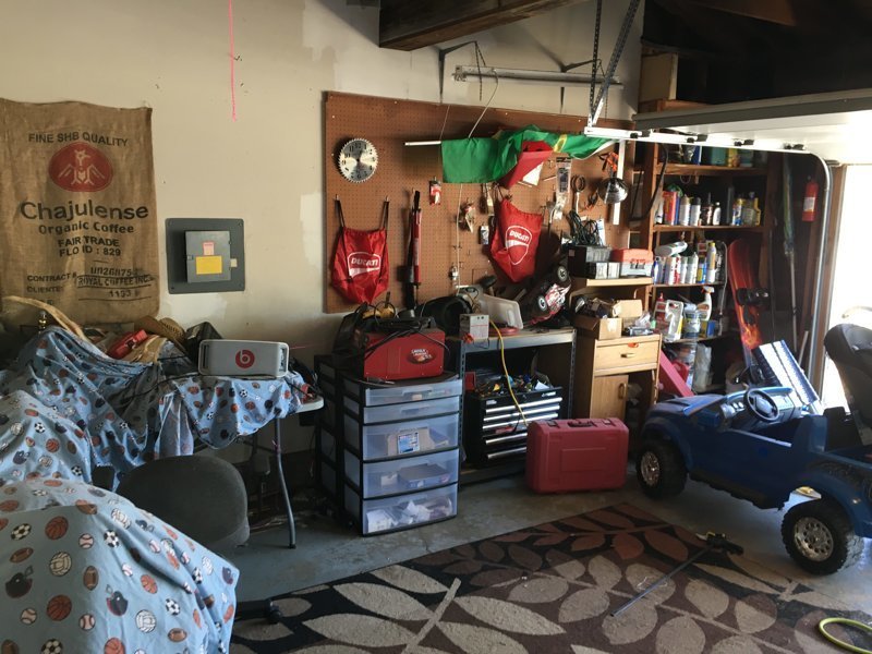 Мотоциклист превратил неприметный гараж в крутое «мужское логово» авто и мото,автоновости,гараж,история