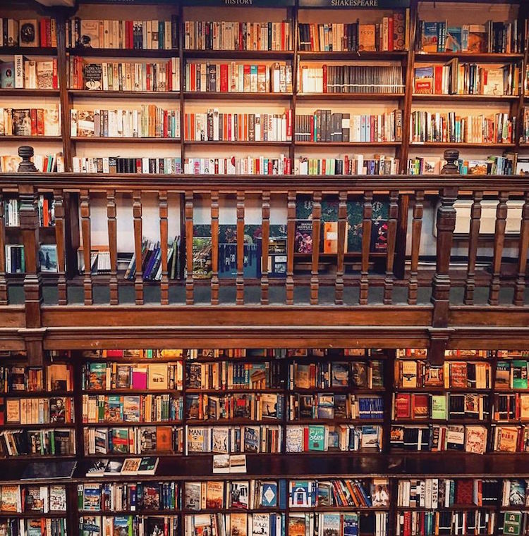 Best world books. «Daunt books Marylebone» Лондон книжный магазин. Книжный магазин Lello Bookshop. Самый красивый книжный магазин в мире. Необычные книжные магазины в Лондоне.