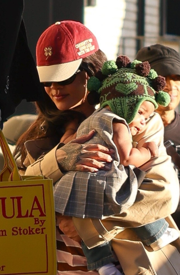 Икона стиля с пеленок: Рианну впервые заметили с шестимесячной дочерью Rocky, Рианна, певица, артистки, отдыхает, которую, бренда, появилась, долларов, вместе, полосатую, время, интервью, впервые, стала, Рокки, беременности, рождения, джинсы, 2025го