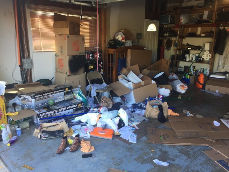 Мотоциклист превратил неприметный гараж в крутое «мужское логово»