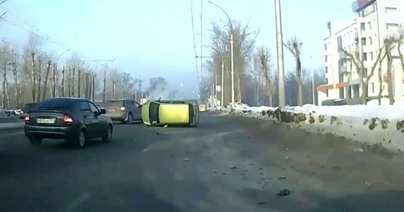 Нетрезвая автомобилистка завалилась на бок в Новосибирске