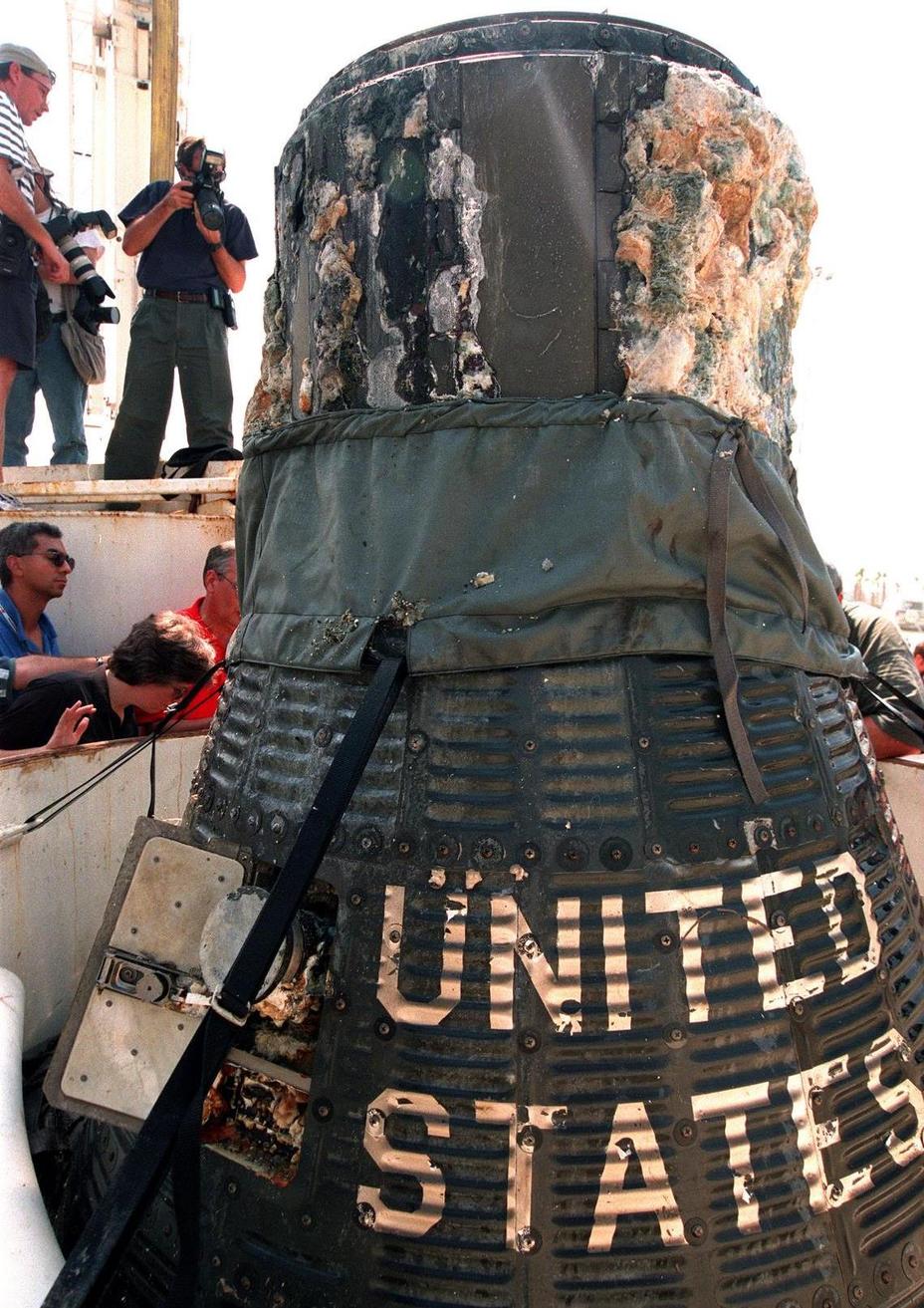 ​Капсула космического корабля Liberty Bell 7, поднятая с глубины 5 км; 1999 год. NASA nasa.gov - «Меркурий» против «Востока» | Warspot.ru