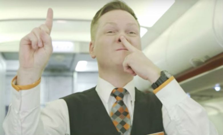 Что обозначают загадочные жесты бортпроводников