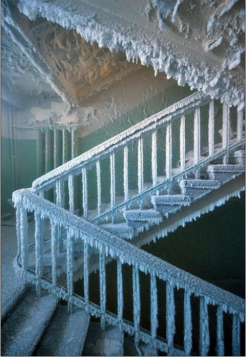 «Каждую зиму наш подъезд превращается в ледовый дворец!»