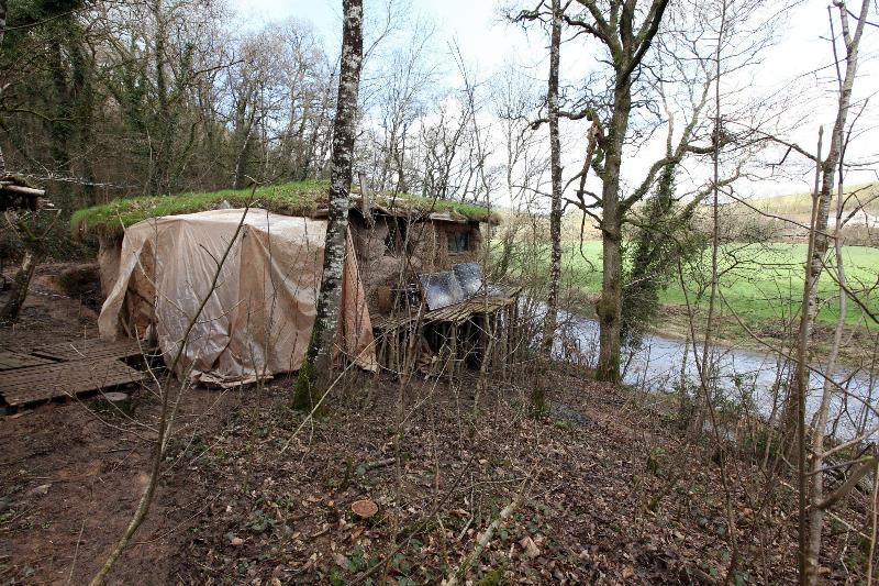 Эта пара живёт в домике хоббитов из-за аллергии на современную жизнь