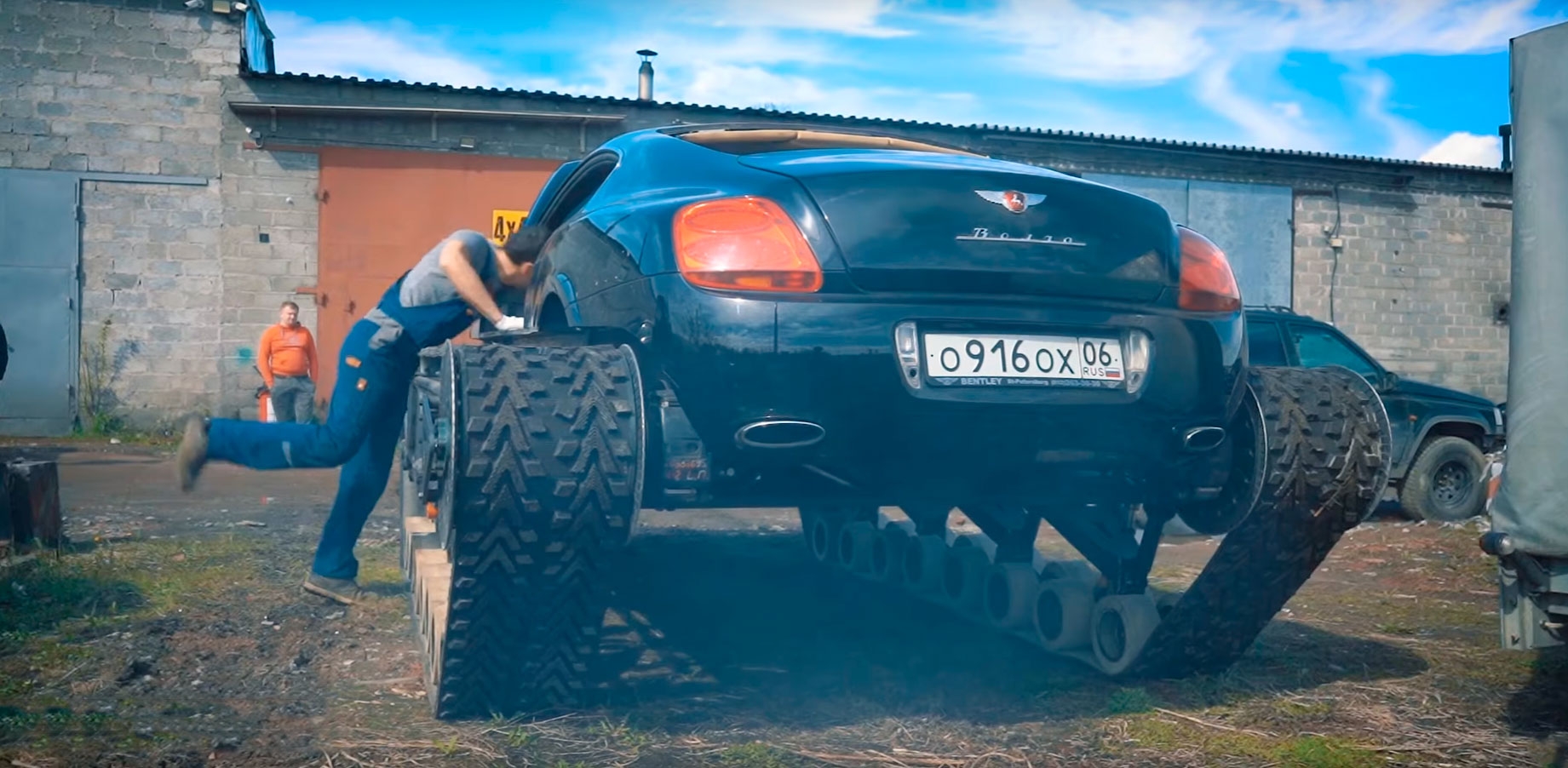 Блогер превратил Bentley в танк авто,автомобили,автомобиль,ремонт,тюнинг
