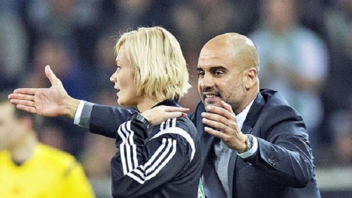 Самые красивые женщины-судьи из мира футбола (13 фото)