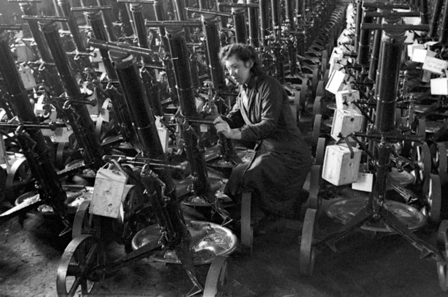 Работница оборонного завода подготавливает минометы к отправке на фронт во время Великой Отечественной войны. 1942 г.