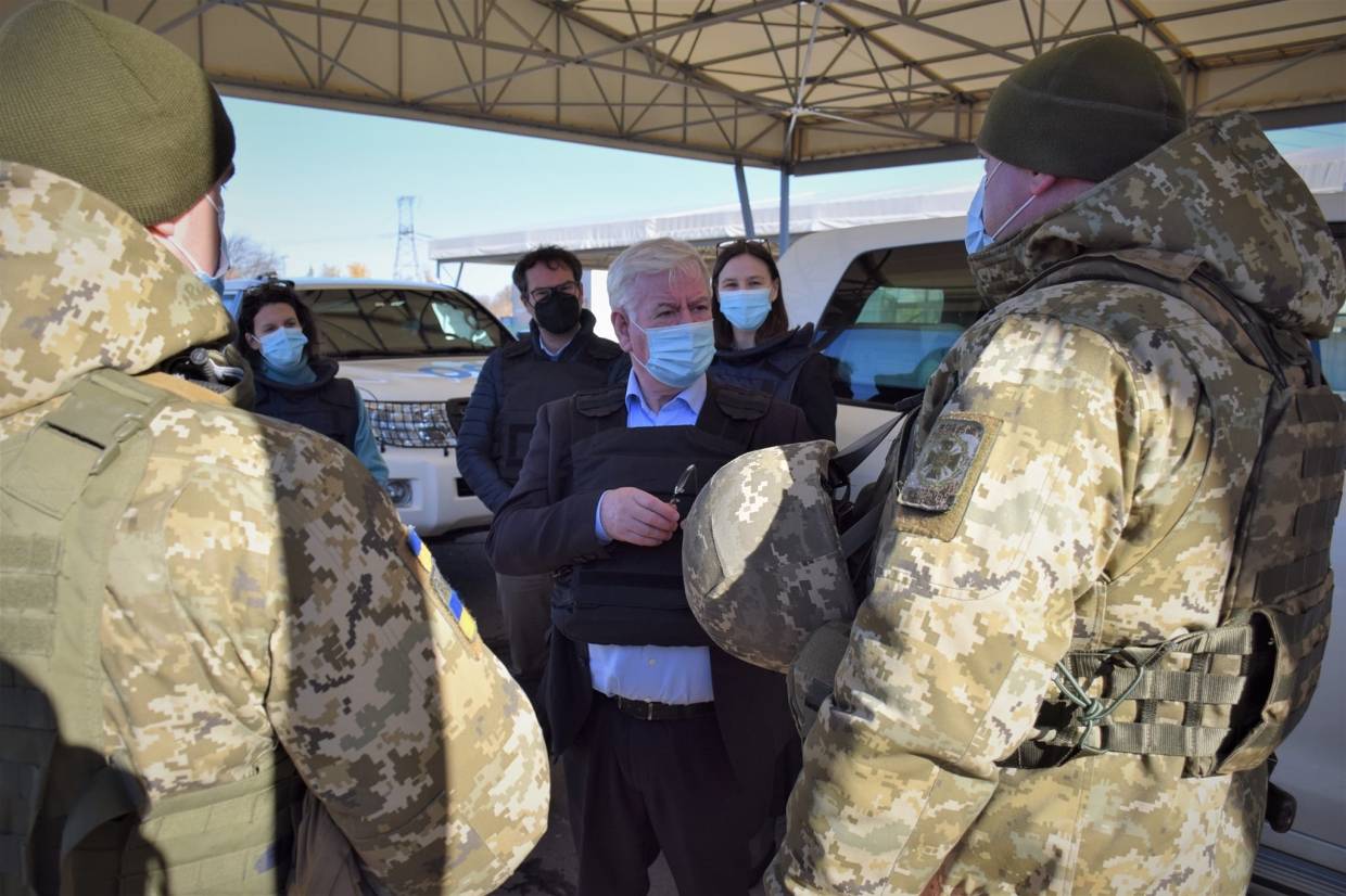 Зеленский готовится к обострению в Донбассе и продолжает зачищать информационное поле
