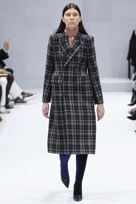 Модель в сером пальто в клеточку ниже колен от Balenciaga - модные пальто осень 2016, зима 2017
